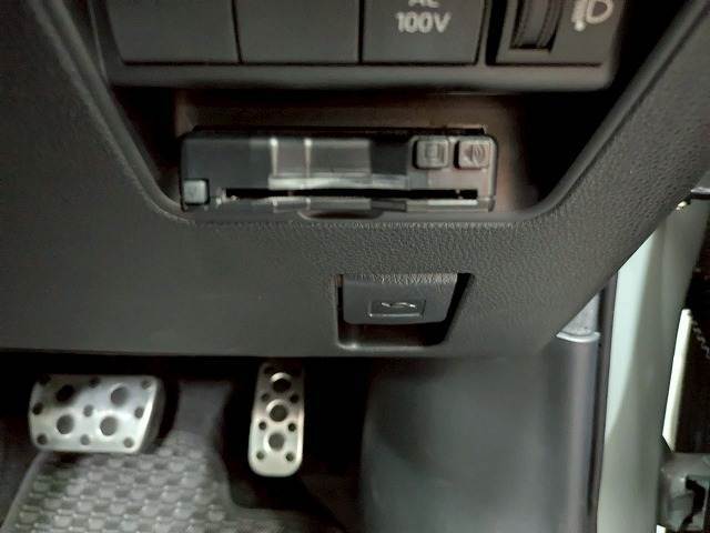 【ビルトインETC】で高速道路もスムーズに乗り降り可能で、ご納車直後からの遠距離ドライブも可能です。