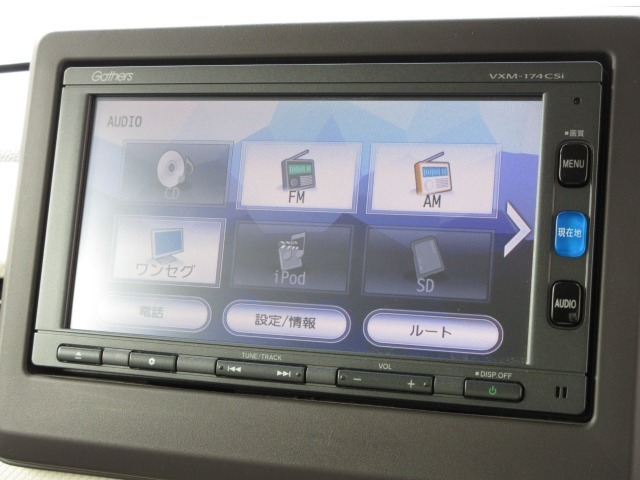 ナビゲーションはギャザズメモリーナビ（VXM-174CSi）を装着しております。AM、FM、CD、Bluetooth、ワンセグTVがご使用いただけます。初めて訪れた場所でも安心ですね！