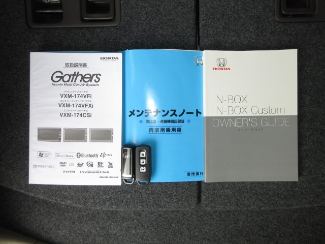 カギをバッグやポケットに入れたままでもドアロックの開閉やエンジン始動ができる『スマートキー』付き！暗くなってもキー穴を捜す必要が無くとっても便利ですから人気の装備です！