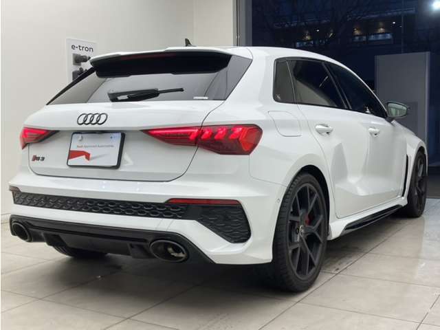 当店ではAudiの定める100項目に及ぶ納車前の法定点検整備を無料で実施後、ご納車しております。また、認定中古車の保証期間は販売会社によって異なりますが、当店では1年間の長期保証を無償付帯しております。