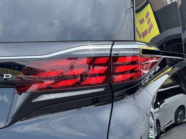 LEDリヤコンビネーションランプシームレスに光を放つ大型リヤコンビネーションランプは後ろ姿に気品を感じさせます。アウターレンズ表面にはエアロスタビライジングフィンを設定し、優れた操縦安定性を確保しました