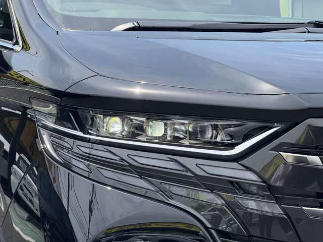 3眼LEDヘッドランプ（ハイ・ロービーム/オートレベリング機能付)+LEDクリアランスランプ（デイタイムランニングランプ機能付）！