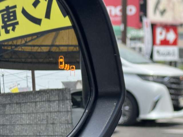 ブラインドスポットモニター！走行中、ドアミラーでは確認しにくい後側方エリアに存在する車両に加えて、隣接する車線の約60m後方までモニターし、急接近してくる車両も検知します。