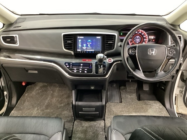 車内は光触媒抗菌消臭施工済です。スタイリッシュなデザインでスポーティなインパネ周りを演出します。グローブボックスやカップホルダーのほかにトレーなどたくさんの収納スペースが付いています。