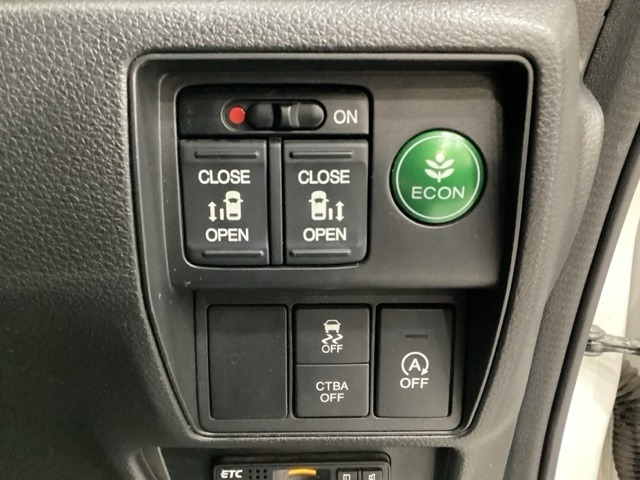 リアドアは乗り降りに便利な両側電動スライドドアです。また運転席に座っていながらスイッチ操作で自在にスライドドアを開け閉めできます。VSA（ABS＋TCS＋横滑り抑制）の解除スイッチもついています。