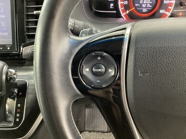 ステアリングスイッチがついていますので、オーディオのチャンネル変更、ボリューム、ジャンル変更が操作可能です。ハンドルから手を離さず安全に操作できます。
