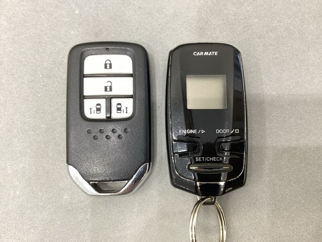 スマートキー付きですからドアロックの開閉およびエンジンスタートが楽々です。電動スライドドアの開け閉めもボタンで操作できます。加えて、リモコンエンジンスターター用の操作キー(社外品)もついています。