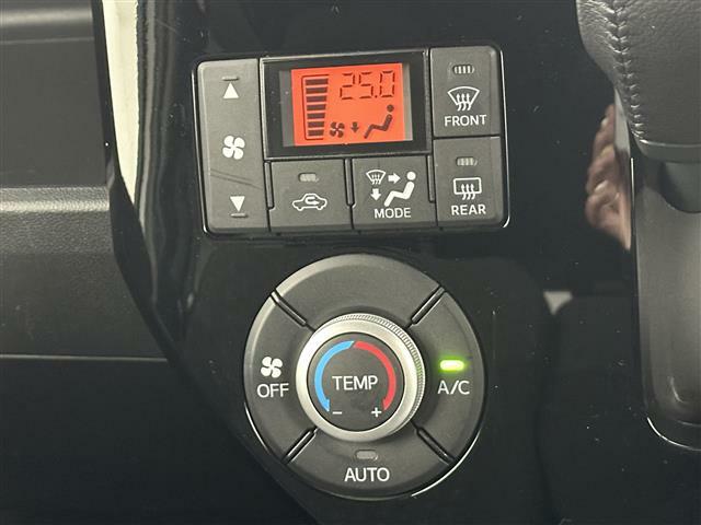 【フルオートエアコン】お好みの温度に設定しておくだけで車が風量を自動調整。
