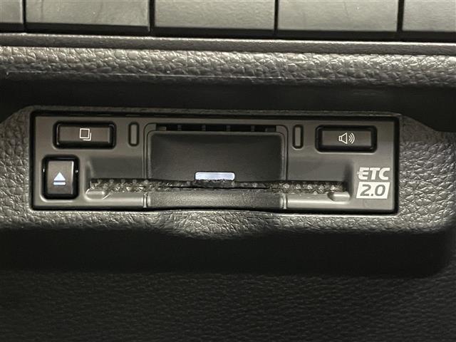 【ETC】有料道路を利用する際に料金所で停止することなく通過できる、ETC車載器（ノンストップ自動料金収受システム機器）が装備されています。セットアップを行うことで利用可能になります。