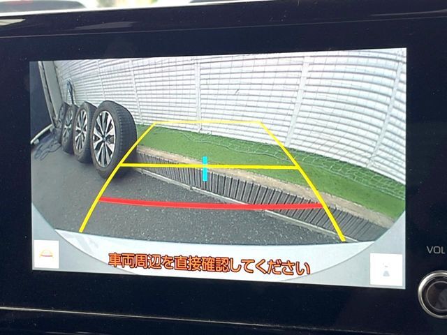 【バックカメラ】駐車時に後方がリアルタイム映像で確認できます。大型商業施設や立体駐車場での駐車時や、夜間のバック時に大活躍！運転スキルに関わらず、今や必須となった装備のひとつです！