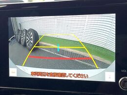 【バックカメラ】駐車時に後方がリアルタイム映像で確認できます。大型商業施設や立体駐車場での駐車時や、夜間のバック時に大活躍！運転スキルに関わらず、今や必須となった装備のひとつです！