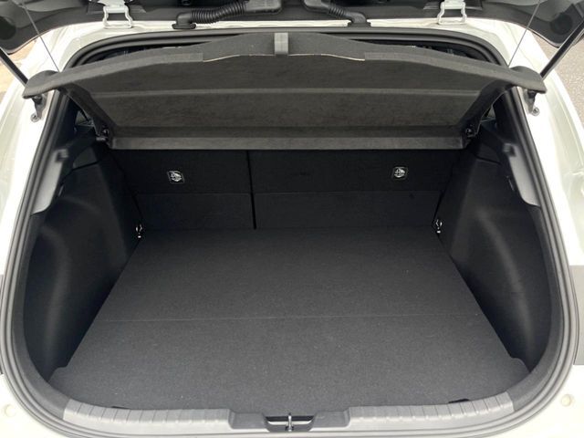 積み下ろしのしやすいデッキにはたっぷりと荷物を積み込んでいただけます。遊びから仕事まで、様々なシーンで頼れます♪