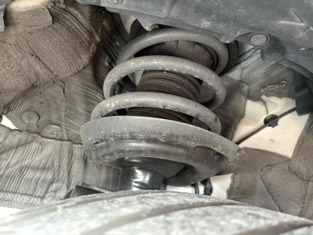 お車を安心してお乗りいただく為には、足回りの定期点検が欠かせません。サービスサポート（有償保証）では無料点検もご提供しており、安心のカーライフをお過ごしいただけるサポート体制が整っています。