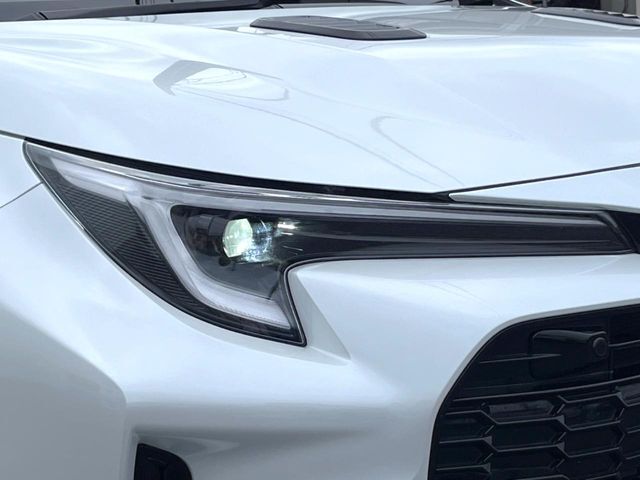 【LEDヘッドライト】悪天候や夜間走行時も良好な視界を確保し安心して運転できる高輝度LEDヘッドライトを装備！点灯速度が早く、消費電力も抑えられています。