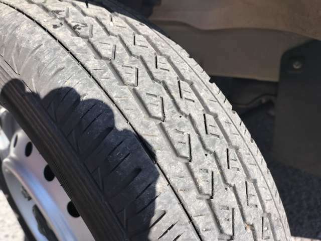 タイヤの溝はこの位あります。