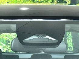 【ホンダセンシング】走行中に前方の車両等を認識し、衝突しそうな時は警報とブレーキで衝突回避と被害軽減をアシスト。より安全にドライブをお楽しみいただけます。