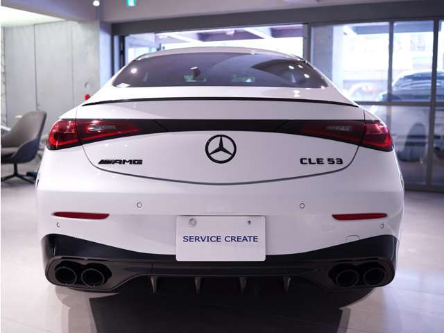 左右をダークレッドのトリムでシームレスにつないだスリムなリアコンビネーションランプ。ボディー後端の「トランクリッドスポイラーリップ」と相まって、精悍なリアビューを演出しています。