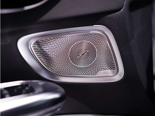 Burmester3Dサラウンドサウントドシステムが車内に上品な音を響かせます。