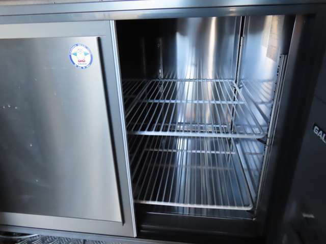 オーブン下、フクシマガリレイ スライド扉冷蔵庫 幅1200mm 奥行600mm LCC-120RM2-Sが搭載されております。冷蔵239Lになります。家庭用100Vで使用可能です！