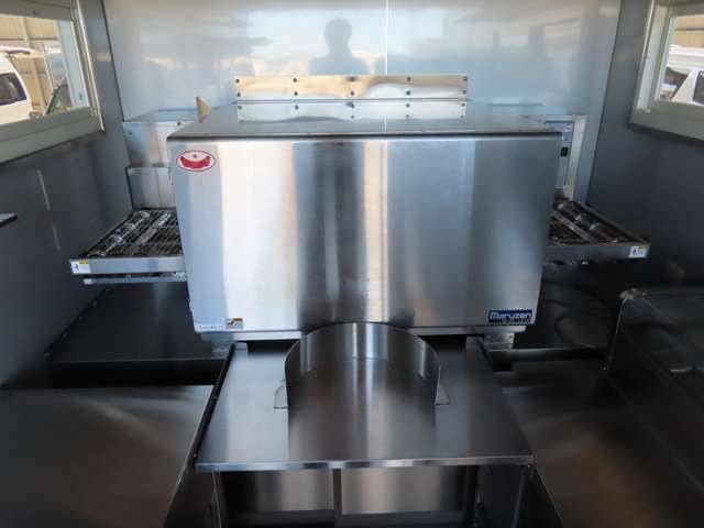 マルゼン製コンベアオーブン！オーブン下はフクシマガリレイ スライド扉冷蔵庫 幅1200mm 奥行600mm LCC-120RM2-Sが搭載されております。冷蔵239Lになります。家庭用100Vで使用可能です！
