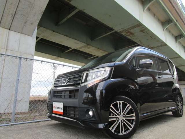 入庫時には全車ポリッシャーを使い、外装の磨き施工を行い、小キズ・水垢を落とします！納車前には展示中に付いた汚れを落とし、WAXコーティングをしてボディの艶出し・保護を致します！仕上がりにご期待下さい！