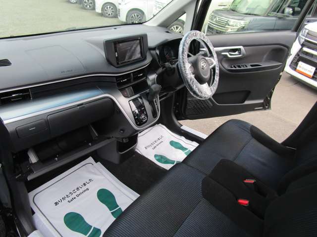 クリーニング専門スタッフが全車室内クリーニングをしております！納車前には展示中に付いた汚れ等を落とし、徹底的に仕上げますので、気持ち良く納車を迎えて頂けます！ご満足頂ける自信があります！！
