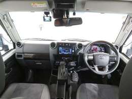 シンプルながら機能性あふれる運転席廻りです。視界性もよく、運転しやすいですよ。