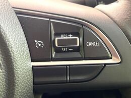 【クルーズコントロール】高速道路もラクラク走行。アクセルを離しても一定速度で走行ができ、長距離運転時の負担を軽減！加速・減速も簡単なスイッチ操作で調整できます。