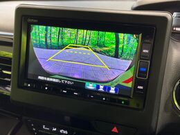 【バックカメラ】駐車時に後方がリアルタイム映像で確認できます。大型商業施設や立体駐車場での駐車時や、夜間のバック時に大活躍！運転スキルに関わらず、今や必須となった装備のひとつです！