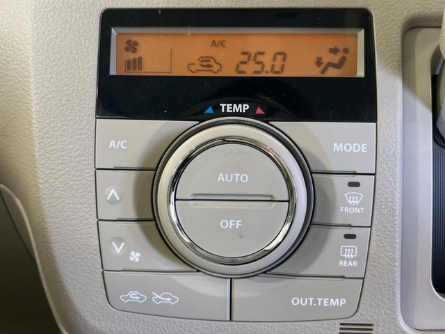 【オートエアコン】一度お好みの温度に設定すれば、車内の温度を検知し風量や温度を自動で調整。暑い…寒い…と何度もスイッチ操作をする必要はありません。快適な車内空間には必須の機能ですね♪