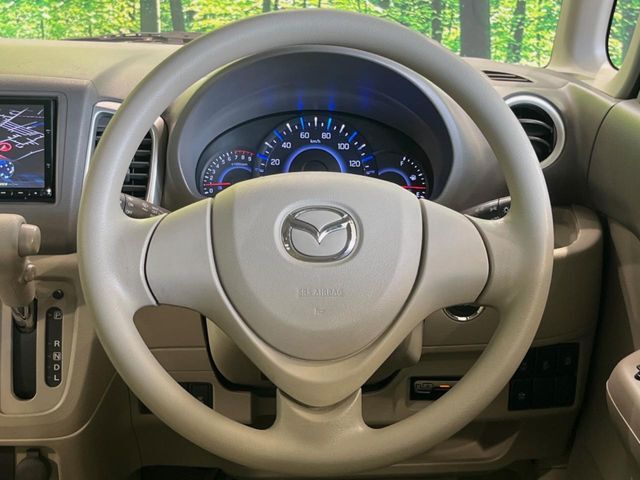 インテリアに合わせたデザインのステアリングは、運転される方のことも考え、運転しやすい形状、大きさです。是非一度、実際に触ってお確かめください。