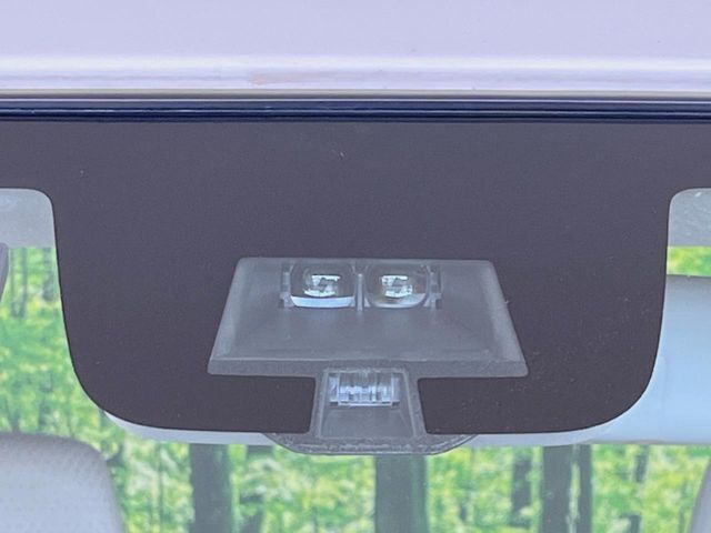 【スマートシティブレーキサポート】低速走行中に前方の車両等を認識し、衝突しそうな時は警報とブレーキで衝突回避と被害軽減をアシスト。より安全にドライブをお楽しみいただけます。