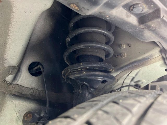 お車を安心してお乗りいただく為には、足回りの定期点検が欠かせません。サービスサポート（有償保証）では無料点検もご提供しており、安心のカーライフをお過ごしいただけるサポート体制が整っています。