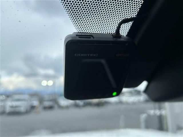 【ドライブレコーダー】映像・音声などを記録する自動車用の車載装置が装備されています！ もしもの事故の際の記録はもちろん、旅行の際の思い出としてドライブの映像を楽しむことができます。