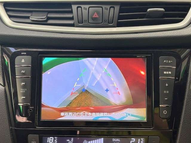 バックカメラがついて後方確認が簡単にできます！苦手としている車庫入れ等も安心して出来ますね！凄く需要の高い装備ですので、最初から付いていれば言う事なしですよね！？