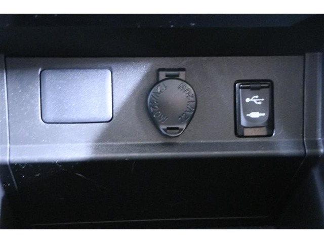 アクセサリーソケットや、携帯の充電などに便利なUSBポートを装備！車内にあると便利なアイテムのひとつですね