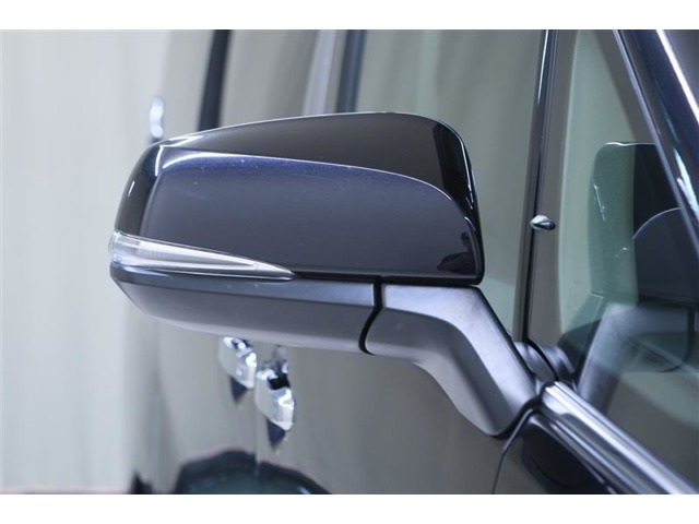 周りの車に、「ウインカー＆ハザード」を気付いてもらえる装備です。安全性とドレスアップを両立するうれしい装備です！