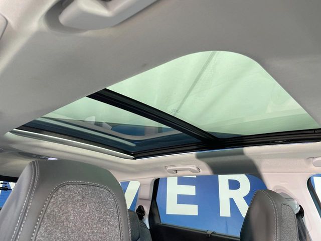 ●サンルーフ：開放感たっぷりの希少装備、サンルーフが装着されています！車内に明かりを取り入れたり景色を楽しむ以外にも、車内の空気も簡単に換気できて快適です！
