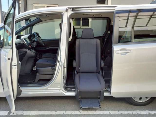 当社は福祉車両見て・触れて・選べる福祉車両のみを販売・買取する福祉車両専門店です。営業・メンテナンススタッフは福祉車両の有資格者です。福祉車両のことは福祉車両のたすかるにお任せください！