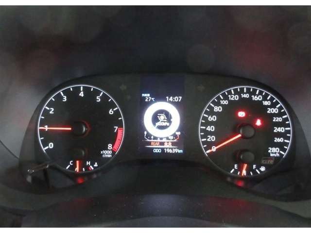 視線を前方に誘導する、トップマウントメーターを起点とし、安全確認がしやすく、運転に集中できる構成に。走りの良さを楽しむことができます。