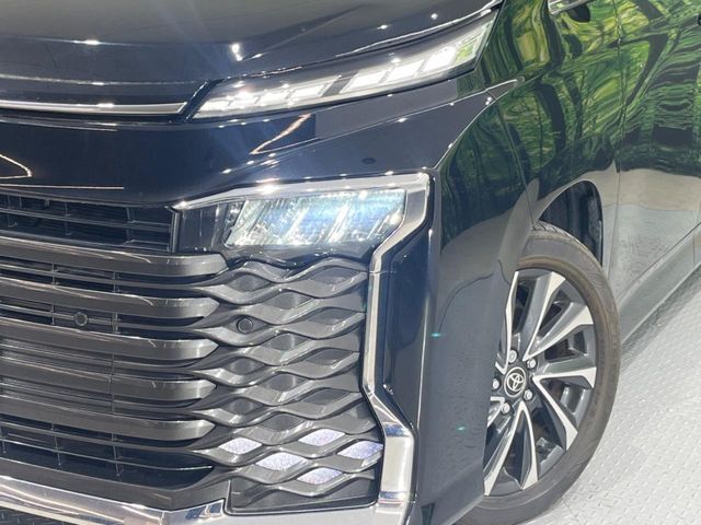 【LEDヘッドライト】悪天候や夜間走行時も良好な視界を確保し安心して運転できる高輝度LEDヘッドライトを装備！点灯速度が早く、消費電力も抑えられています。