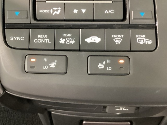 運転席と助手席にはシートヒーターが付いています☆寒い時期に腰周りを温めてくれるので体全体が温まりやすいのは勿論、暖房と違い顔に風が当たらないので、乾燥肌やドライアイの方でも大丈夫☆