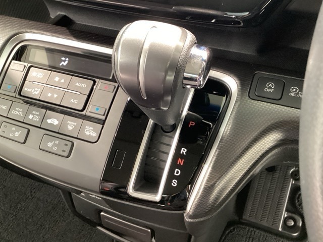 インパネシフトを採用しているので、前席の足元も広々としています。運転席と助手席の行き来もスムーズです！