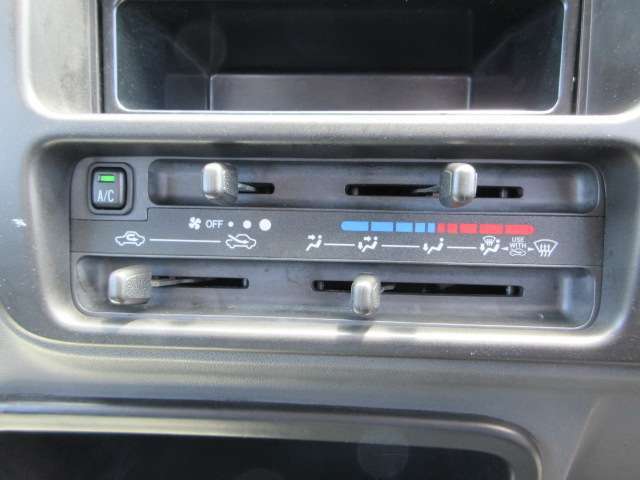 ■車両入庫時品質チェック100項目以上！外装や内装、下回りなど品質判定、高速道路での試乗走行を行い当社規定をクリアした当店お薦め車両のみ展示を徹底しています。