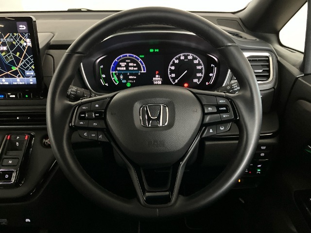 運転席ステアリング周りの画像です。操作しやすいスイッチの配置で運転負荷の低減まで考えたデザインを採用しています。