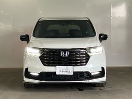 LEDヘッドライトを点灯させた画像です。従来のハロゲンヘッドランプと比べ、省電力、長寿命、大光量のヘッドライトです。より遠くまで明るく照らし、夜間や降雨時などの走行安全性に寄与いたします。