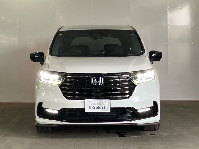 LEDヘッドライトを点灯させた画像です。従来のハロゲンヘッドランプと比べ、省電力、長寿命、大光量のヘッドライトです。より遠くまで明るく照らし、夜間や降雨時などの走行安全性に寄与いたします。