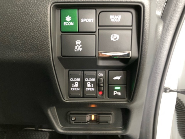 ETC車載器が装備されております。お車の登録後、セットアップを完了してから納車させていただきます。カードをご用意いただければ使用いただけます。