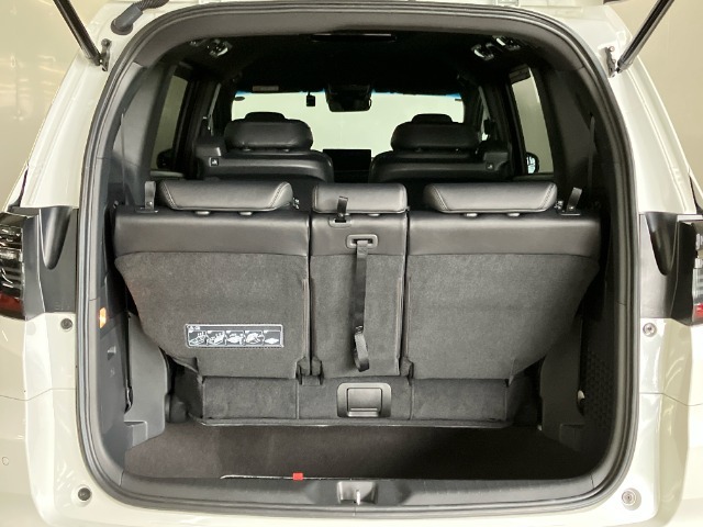 大きく開くテールゲートは、荷物の積み下ろしも楽々行えます。