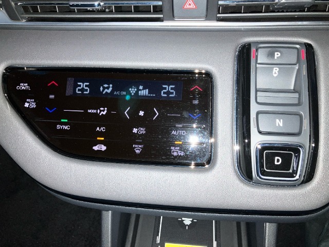 運転席より操作性の良いシフトスイッチと、オートエアコンのスイッチ等の画像です。